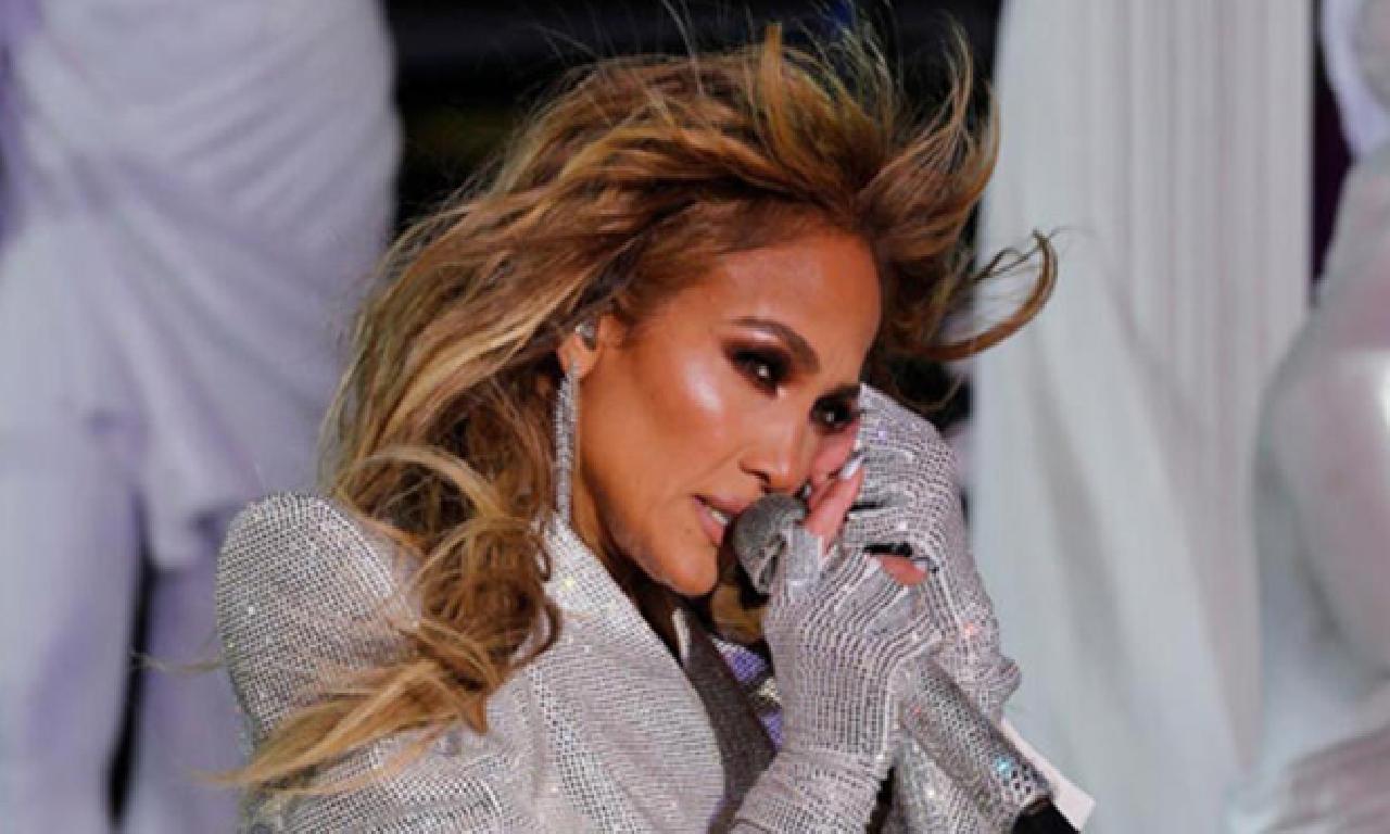 Jennifer Lopez boş ortada dinleti cömert 