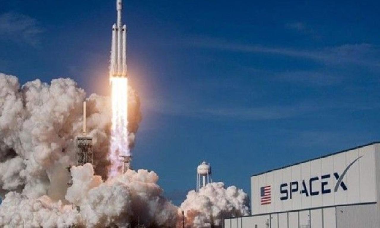 SpaceX’in roketi iniş sırasında patlama etti 