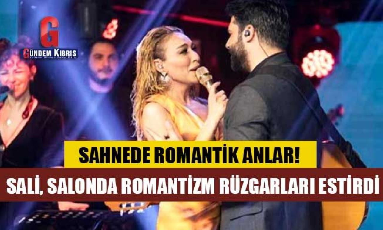 Sahnede eşiyle raks etti! Romantik anlar... 