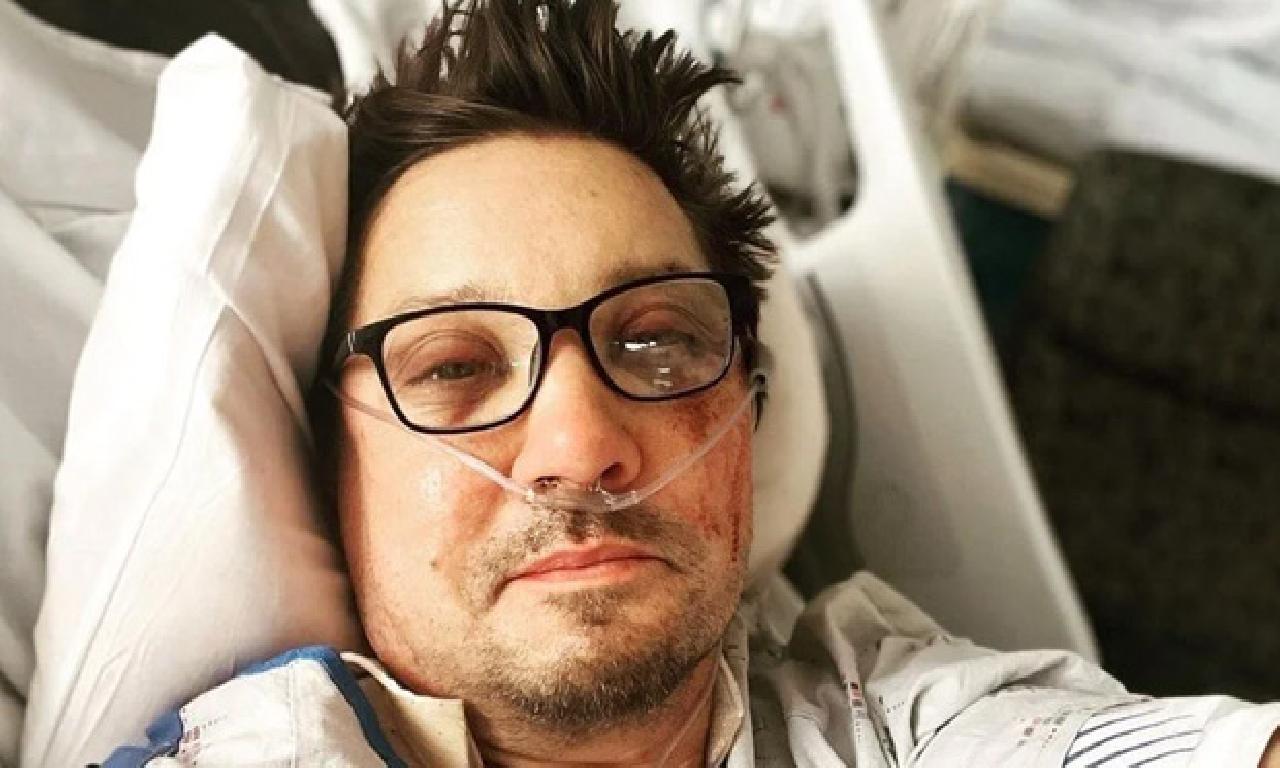 Kaza geçiren Jeremy Renner sayrılarevi yatağından altu fotoğrafını paylaştı 