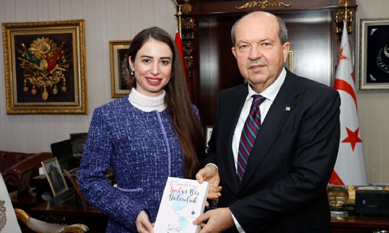İpek Akol, Cumhurbaşkanı Tatar’a kitabını sunma etti 