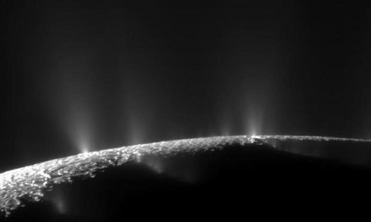 Satürn'ün bankiz kaplı uydusunda tek tuhaflık keşfedildi 