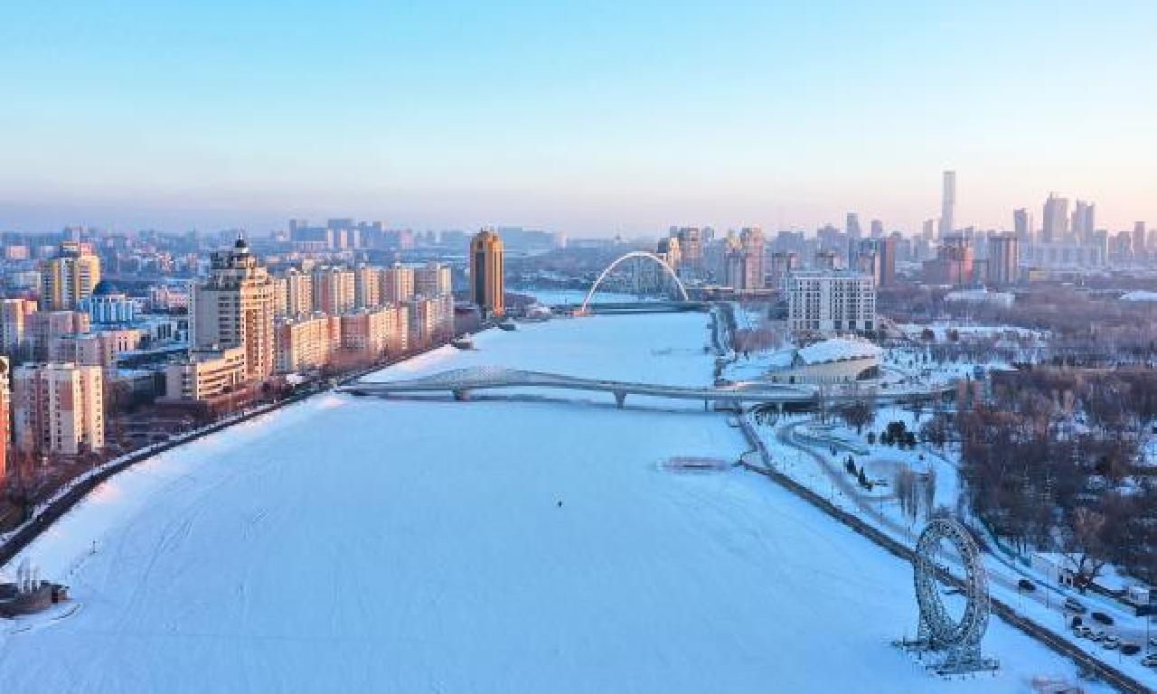 Astana’da kışın eğlencenin adresi bankiz kaplı Esil Nehri 