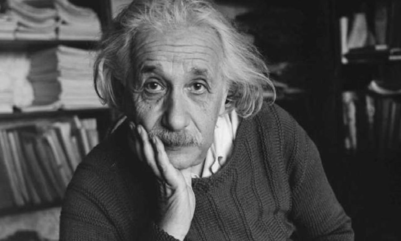 Ünlü fizikçi Albert Einstein'ın yıpranmış mektubu satışa çıkarıldı 