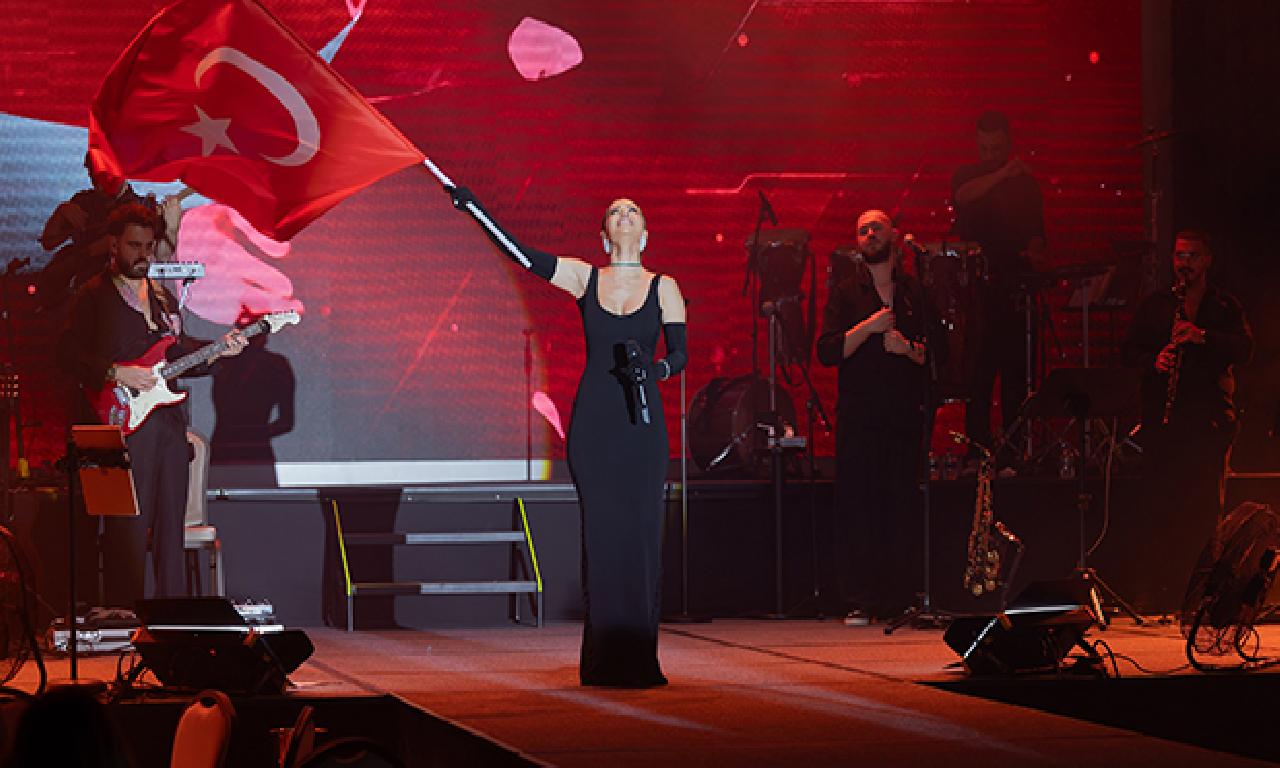 Merit Royal Diamond’da  Derya Uluğ ile Cumhuriyet Bayramı coşkusu - back