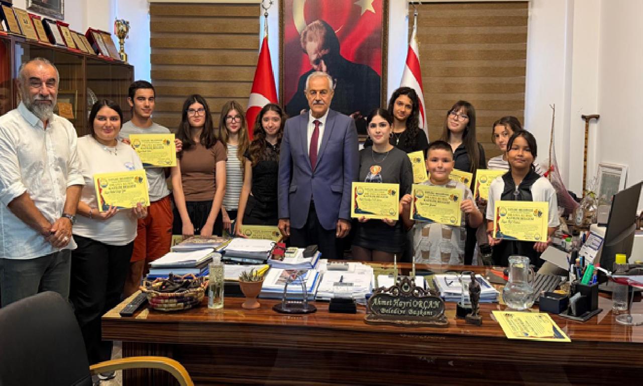 Tatlısu Belediyesi Tiyatro Kulübü’nde drama kursunu tamamlayanlara belgeleri verildi - back
